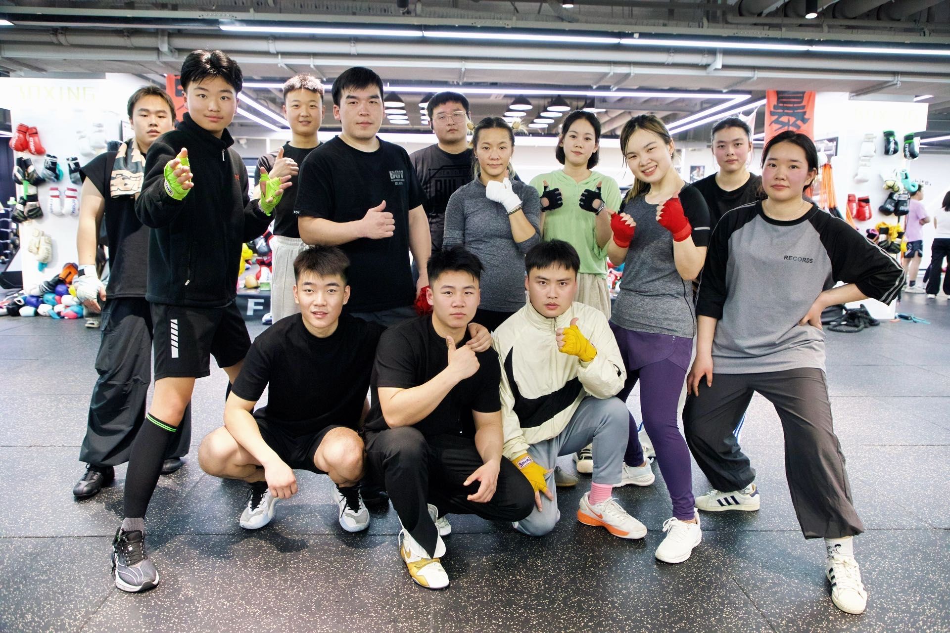 拳击常规赛上演强强对话，吴越猎隼队强势反弹燕山银狐队，团队配合流畅；边路成突破口的简单介绍